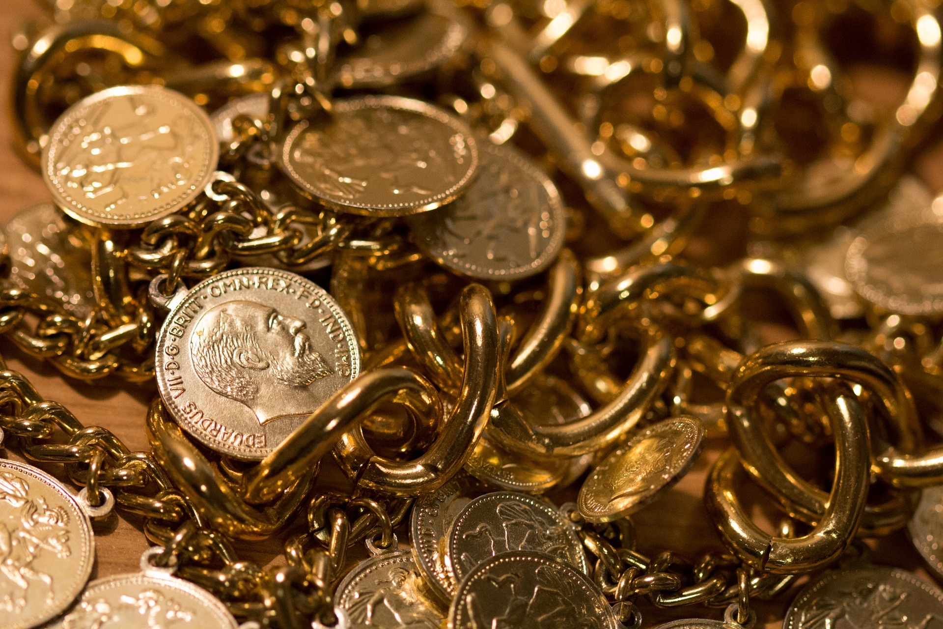 Микрозайм или деньги под залог золота - что выгоднее, особенности кредитов